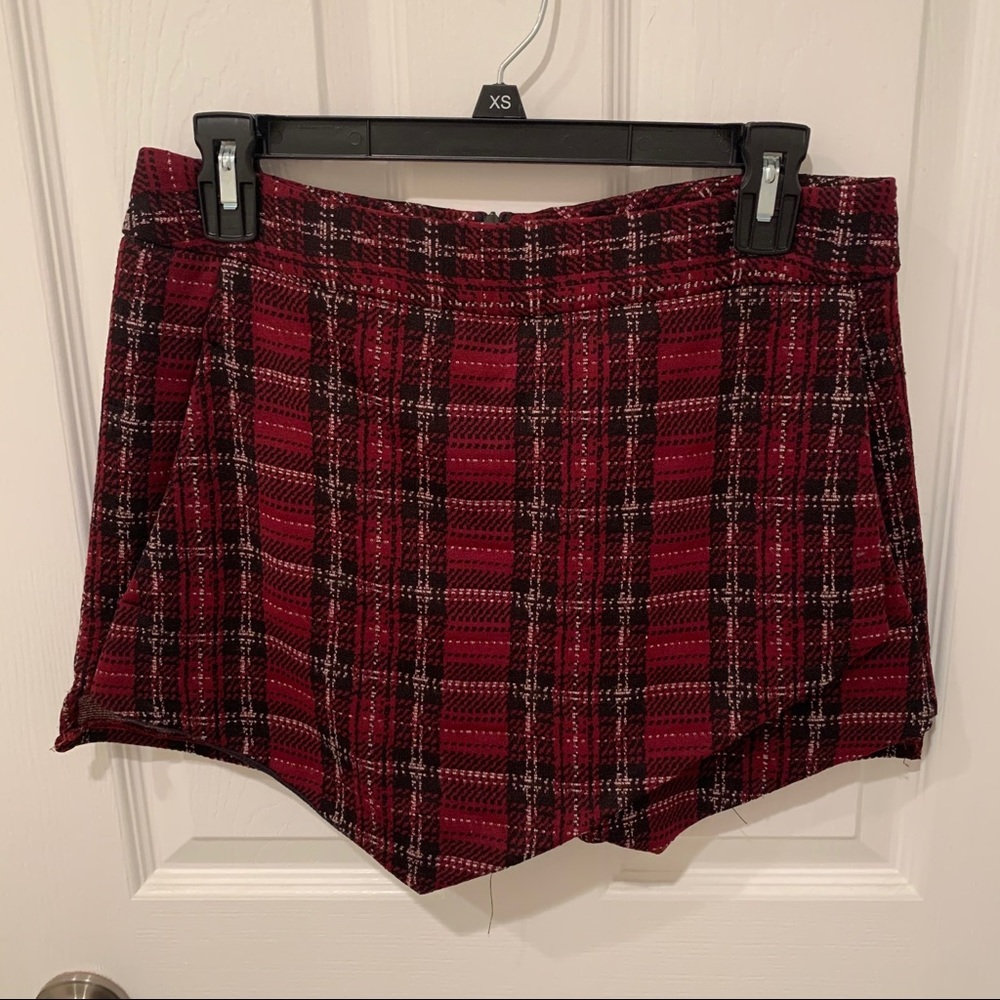 Like new Bloomingdales plaid skort! Has pockets.